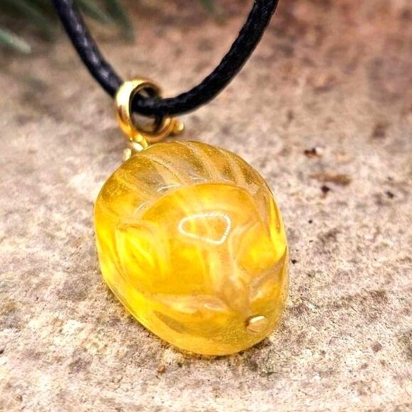 Adorable Nature Yellow Fluorite Sleeping Nine Tails Fox Pendant Necklace - Picture 1 of 10